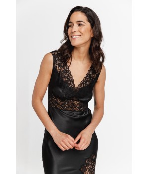 Camisón de satén violeta sobre fondo neutro